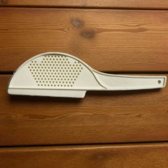 Vintage Rubbermaid Cream/White Handheld Strainer Colander with Handle (#2930) - Picture 1 of 3